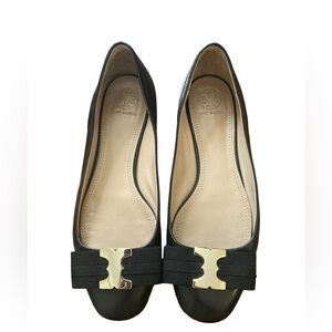 Tory Burch Black Leather Almond Toe Flats Size 7 Gold Logo Detail Grosgrain Bow
